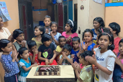 Sajiya Geburtstag mit einen gespendeten Kuchen